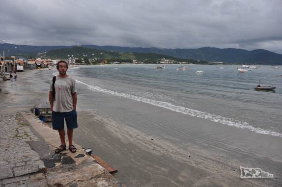 Dia nublado na praia central de Garopaba, litoral sul de Santa Catarina